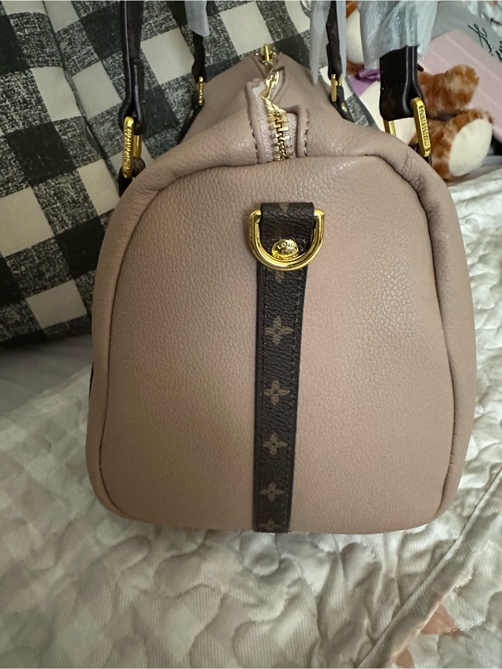 Shoulders Bag with Gold Hardware not authentic, is beautiful. New - Picture 6 of 10